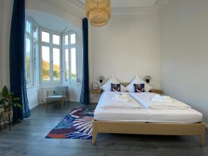 ein Schlafzimmer mit einem Bett und einem großen Fenster in der Unterkunft Direkter Moselblick 126m² großer Altbau und Terrasse in Sankt Aldegund