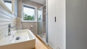 Łazienka w obiekcie Apartamenty Sun & Snow Baltic Apartments z basenem