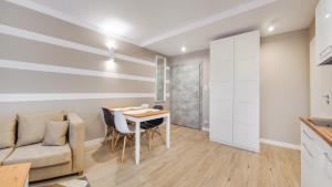 Kuchnia lub aneks kuchenny w obiekcie Apartamenty Sun & Snow Baltic Apartments z basenem
