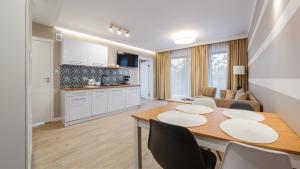 Kuchnia lub aneks kuchenny w obiekcie Apartamenty Sun & Snow Baltic Apartments z basenem