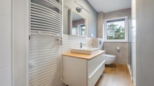 Łazienka w obiekcie Apartamenty Sun & Snow Baltic Apartments z basenem