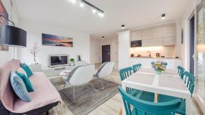 uma sala de estar com mesa e cadeiras e uma cozinha em Apartamenty Sun & Snow Platinium em Rewal