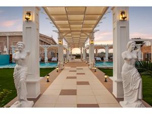 VokolidhaにあるKaya Artemis Resort & Casinoの二人立像