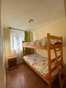 1 Schlafzimmer mit 2 Etagenbetten und einem Fenster in der Unterkunft Departamento Mar in La Serena
