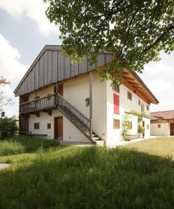 an old house with a balcony on the side of it at Ansitz Parstorfer in Chieming