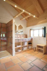 cocina grande con techos de madera y ducha de cristal en Ansitz Parstorfer, en Chieming