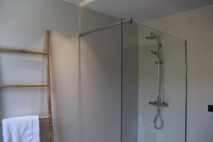 um chuveiro com uma porta de vidro na casa de banho em Guesthouse next Do em Bruges
