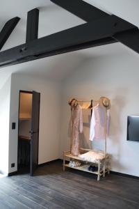 une chambre avec une étagère et des vêtements dans l'établissement Guesthouse next Do, à Bruges