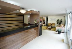 a lobby of a hospital with a reception desk at Hotel King in Sao Jose do Rio Preto