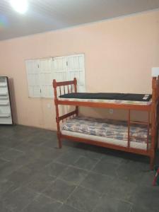 Pokój z 2 łóżkami piętrowymi w pokoju w obiekcie Residencial Santos w mieście Nova Viçosa