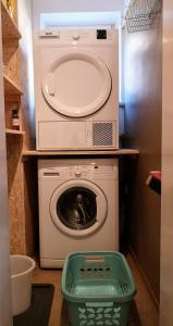 - un lave-linge et un sèche-linge dans une petite pièce dans l'établissement Ferienwohnung Judith, à Sillian