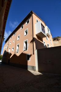 un edificio con una sombra a su lado en La Casa de las Aldeas, en Daroca