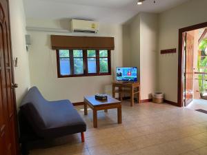 TV a/nebo společenská místnost v ubytování The Pace Phuket Boutique Resort