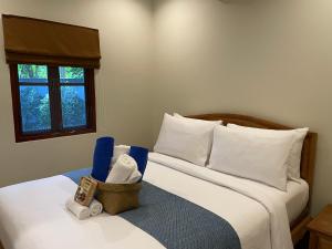 Кровать или кровати в номере The Pace Phuket Boutique Resort