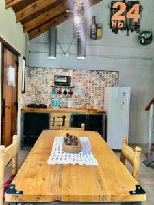 ein Holztisch in einer Küche mit einem Kuchen darauf in der Unterkunft Toca Madera in Merlo + 9 Fotos