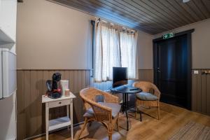 a small dining room with a table and chairs at Riverfront Lodge Hella in Hella