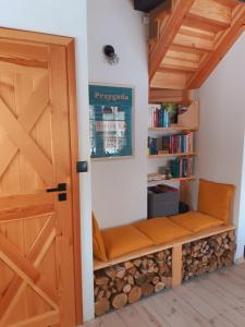 een kamer met een houten deur en een plank met houtblokken bij Na Skraju Szlaków in Sernetki