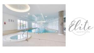 łazienka z 2 jacuzzi i basen w obiekcie Elite Apartments Waterlane Free Swimming Pool Access w Gdańsku
