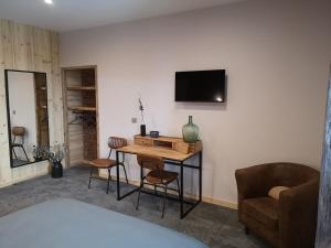 TV a/nebo společenská místnost v ubytování La Pause Ô Logis