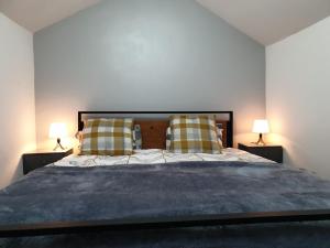 - une chambre avec un grand lit et deux lampes dans l'établissement Stunning 5 bed house, 2 mins to beach and town, with free parking, à Blackpool