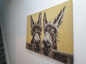 dos burros mirando sobre un cuadro de vallas en Stunning 5 bed house, 2 mins to beach and town, with free parking, en Blackpool