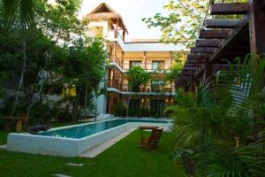 Casa Tulum Hotel في تولوم: مسبح في ساحة مبنى