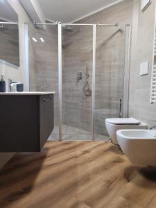 La salle de bains est pourvue d'une douche, de toilettes et d'un lavabo. dans l'établissement Casa Luca, à Mezzana