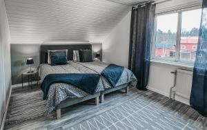 ein Schlafzimmer mit einem Bett und einem großen Fenster in der Unterkunft Säfsen House • Spacious updated home • Close to the slopes! in Fredriksberg