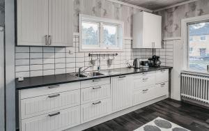 Küche/Küchenzeile in der Unterkunft Säfsen House • Spacious updated home • Close to the slopes!