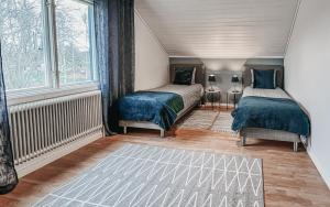 ein Schlafzimmer mit zwei Betten und einem Fenster in der Unterkunft Säfsen House • Spacious updated home • Close to the slopes! in Fredriksberg