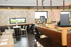 een restaurant met een bar met stoelen en tafels bij Hotel Sannita in Casoria