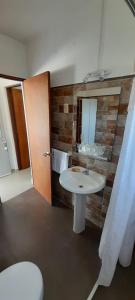 科洛尼亞－德爾薩克拉門托的住宿－Apartamento Familiar Marta，浴室设有白色水槽和镜子