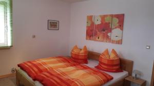 una camera da letto con un letto e un dipinto sul muro di Ferienwohnung Am Stachelsrain a Zella-Mehlis