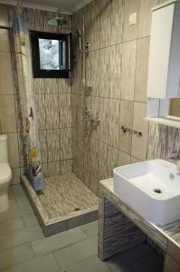 W łazience znajduje się prysznic i umywalka. w obiekcie Anesis Luxury Apartments w mieście Skála Sotíros