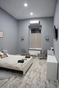 ein Schlafzimmer mit einem Bett und einem TV. in der Unterkunft Soho Apartments Lviv in Lwiw
