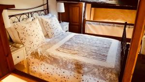 una camera da letto con un letto grande in una stanza di Charming duplex in the heart of the village - Charmant duplex au coeur du village - a Saint-Tropez