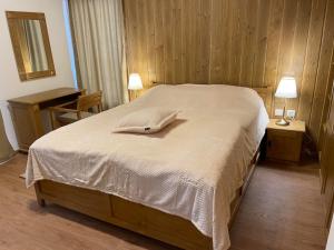 Villa Tama Pirin Golf and Spa tesisinde bir odada yatak veya yataklar