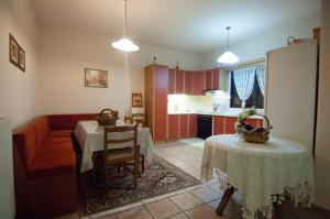 ein Wohnzimmer mit einem Tisch und einer Küche in der Unterkunft Elati Electra's Cozy House in Elati, Trikala