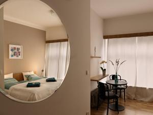 ブルノにあるベッド ＆ ブレックファースト　プラチェックのベッドルーム1室(壁に鏡付きのベッド1台付)