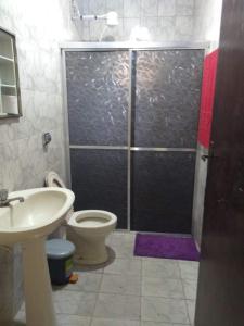 Un baño con ducha, inodoro y lavabo. en Santo Ivo 3, en Aparecida