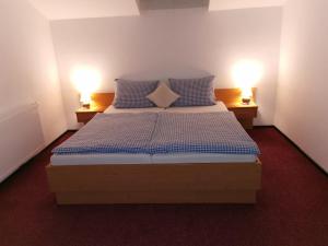 um quarto com uma cama grande e 2 candeeiros em Haus Bullachberg em Schwangau