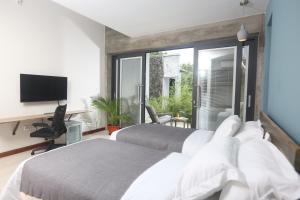 Televisi dan/atau pusat hiburan di Sol Sanctum - Boutique Wellness Hotel