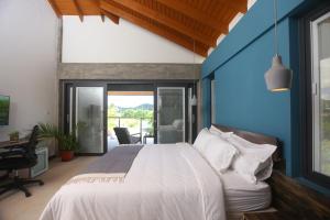 Tempat tidur dalam kamar di Sol Sanctum - Boutique Wellness Hotel