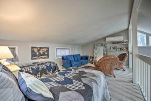 una sala de estar con una cama y un sofá en Waterfront Cable Lake Cabin with Grill!, en Woodland Beach