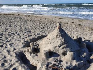 a sand castle on a beach near the ocean at Heideperle3a in Mönchhagen