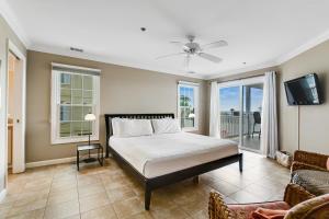 sypialnia z łóżkiem oraz balkon z telewizorem w obiekcie Sunrise Surf w mieście Tybee Island