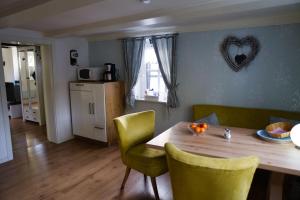 eine Küche und ein Esszimmer mit einem Tisch und Stühlen in der Unterkunft Ferienwohnung "kleine Auszeit" in Olsberg