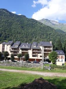 a group of houses with mountains in the background at T2 Résidence de l'Ars Aulus les Bains in Aulus-les-Bains