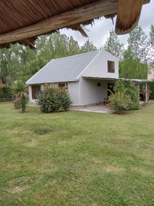 ein weißes Haus mit einem großen Hof davor in der Unterkunft Los Niyus in San Rafael + 45 Fotos