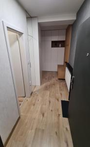 Cette chambre vide est dotée de parquet et de murs blancs. dans l'établissement Apartmán Hestia 5, à Rajecké Teplice